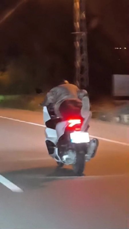 Motosiklet sürücüsü yaptığıyla hayrete düşürdü