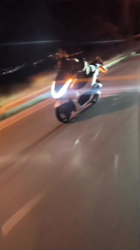 Motosiklet sürücüsü yaptığıyla hayrete düşürdü