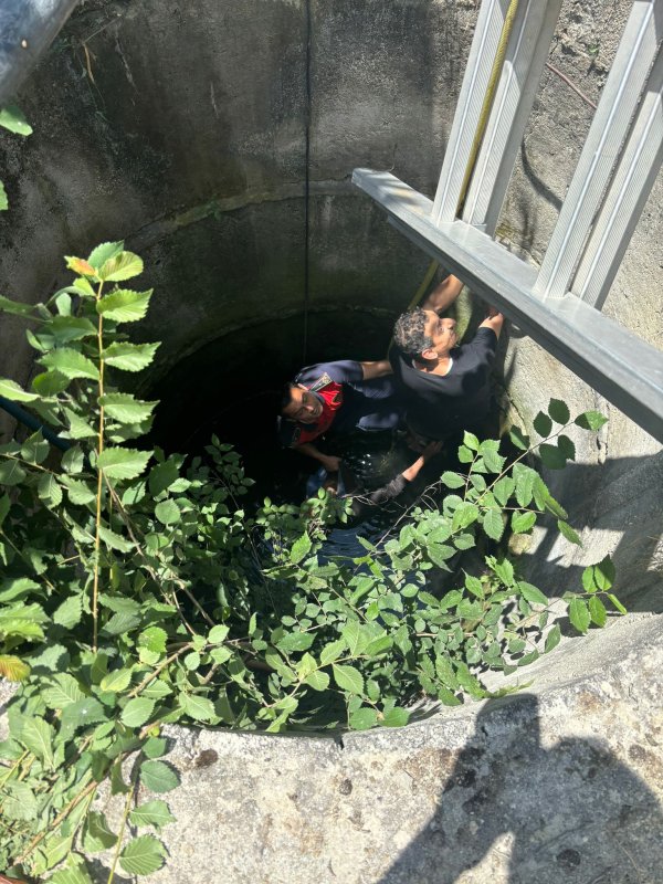 Su kuyusuna düşen 91 yaşındaki adamı itfaiye kurtardı