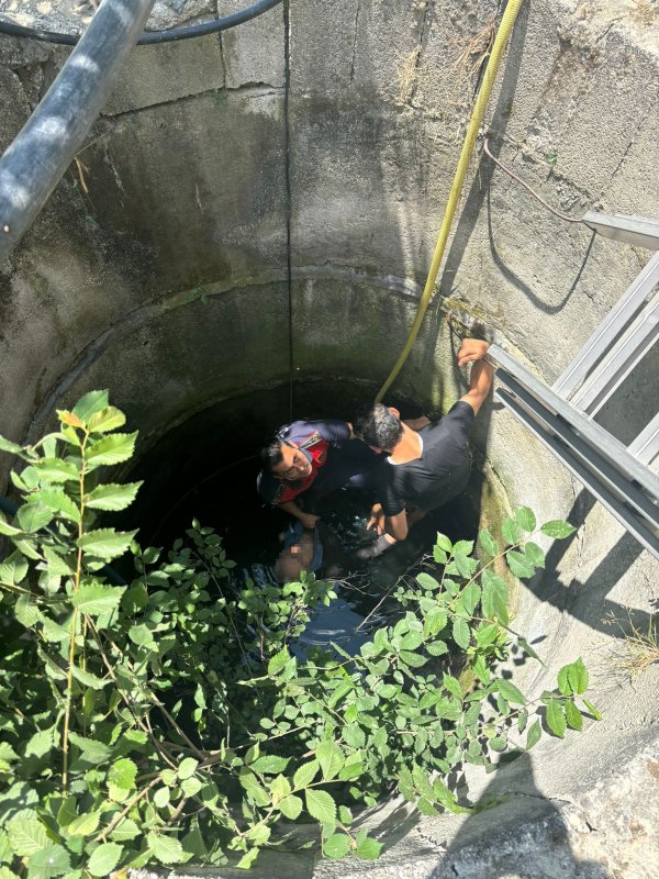 Su kuyusuna düşen 91 yaşındaki adamı itfaiye kurtardı