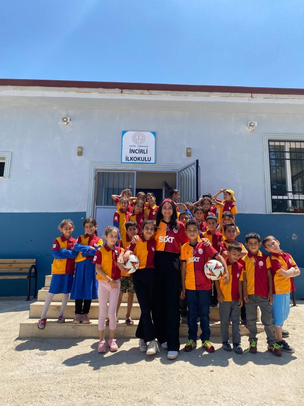 Yunus Akgün, köy okulundaki öğrencileri gönderdiği formalarla sevindirdi (Fotoğraflı) Mehmet İhsan Çakar HATAY (İHA) - Galatasaraylı futbolcu Yunus Akgün, Hatay'ın Kırıkhan ilçesinde bulunan köy okulundaki öğrencilere forma gönderdi. Çocuklar, Yunus Akgün'ün hediyeleriyle unutulmaz anlar yaşadı. Türkiye - Suriye sınırının sıfır noktasında bulunan Kırıkhan ilçesinin İncirli Mahallesi'nde yaşayan 24 yaşındaki Melahat Ayaz, 3 yıldır kendisinin de eğitim gördüğü okulda öğretmenlik yapıyor. Depremin etkisini hissettirdiği mahalledeki İncirli İlkokulu'nda sınıf öğretmenliği yapan Ayaz, Galatasaray taraftarı öğrencileriyle birlikte İstanbul'da Galatasaraylı futbolcu Yunus Akgün'ün misafiri olmuştu. Çocuklara unutulmaz anlar yaşatan Akgün, Trendyol Süper Lig şampiyonluğunun ardından köy okulundaki öğrencileri unutmadı ve forma gönderdi. Melahat öğretmen bu anları sosyal medyadan paylaşırken, öğrenciler unutulmaz anlar yaşayarak, Yunus Akgün'ün hediyelerine çok sevindi.