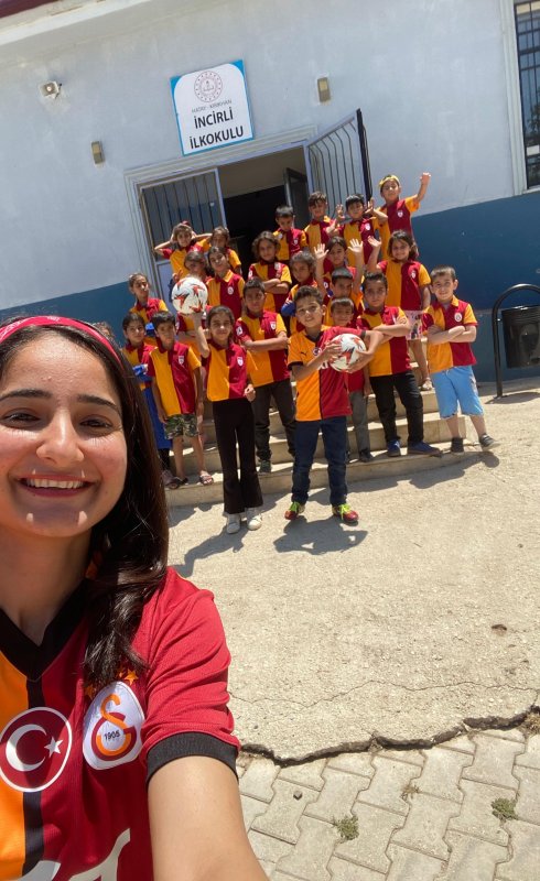 Yunus Akgün, köy okulundaki öğrencileri gönderdiği formalarla sevindirdi (Fotoğraflı) Mehmet İhsan Çakar HATAY (İHA) - Galatasaraylı futbolcu Yunus Akgün, Hatay'ın Kırıkhan ilçesinde bulunan köy okulundaki öğrencilere forma gönderdi. Çocuklar, Yunus Akgün'ün hediyeleriyle unutulmaz anlar yaşadı. Türkiye - Suriye sınırının sıfır noktasında bulunan Kırıkhan ilçesinin İncirli Mahallesi'nde yaşayan 24 yaşındaki Melahat Ayaz, 3 yıldır kendisinin de eğitim gördüğü okulda öğretmenlik yapıyor. Depremin etkisini hissettirdiği mahalledeki İncirli İlkokulu'nda sınıf öğretmenliği yapan Ayaz, Galatasaray taraftarı öğrencileriyle birlikte İstanbul'da Galatasaraylı futbolcu Yunus Akgün'ün misafiri olmuştu. Çocuklara unutulmaz anlar yaşatan Akgün, Trendyol Süper Lig şampiyonluğunun ardından köy okulundaki öğrencileri unutmadı ve forma gönderdi. Melahat öğretmen bu anları sosyal medyadan paylaşırken, öğrenciler unutulmaz anlar yaşayarak, Yunus Akgün'ün hediyelerine çok sevindi.