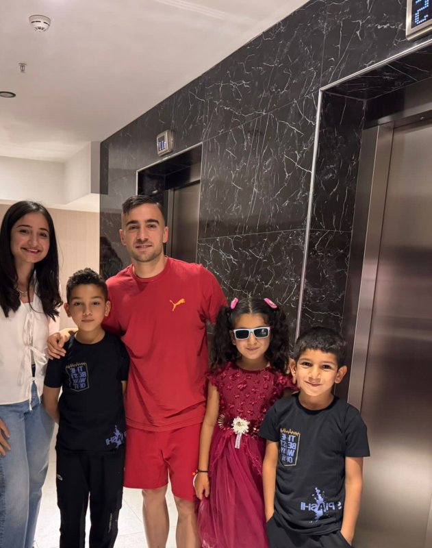 Yunus Akgün, köy okulundaki öğrencileri gönderdiği formalarla sevindirdi (Fotoğraflı) Mehmet İhsan Çakar HATAY (İHA) - Galatasaraylı futbolcu Yunus Akgün, Hatay'ın Kırıkhan ilçesinde bulunan köy okulundaki öğrencilere forma gönderdi. Çocuklar, Yunus Akgün'ün hediyeleriyle unutulmaz anlar yaşadı. Türkiye - Suriye sınırının sıfır noktasında bulunan Kırıkhan ilçesinin İncirli Mahallesi'nde yaşayan 24 yaşındaki Melahat Ayaz, 3 yıldır kendisinin de eğitim gördüğü okulda öğretmenlik yapıyor. Depremin etkisini hissettirdiği mahalledeki İncirli İlkokulu'nda sınıf öğretmenliği yapan Ayaz, Galatasaray taraftarı öğrencileriyle birlikte İstanbul'da Galatasaraylı futbolcu Yunus Akgün'ün misafiri olmuştu. Çocuklara unutulmaz anlar yaşatan Akgün, Trendyol Süper Lig şampiyonluğunun ardından köy okulundaki öğrencileri unutmadı ve forma gönderdi. Melahat öğretmen bu anları sosyal medyadan paylaşırken, öğrenciler unutulmaz anlar yaşayarak, Yunus Akgün'ün hediyelerine çok sevindi.