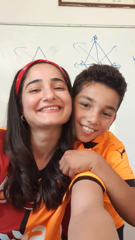 Yunus Akgün, köy okulundaki öğrencileri gönderdiği formalarla sevindirdi (Fotoğraflı) Mehmet İhsan Çakar HATAY (İHA) - Galatasaraylı futbolcu Yunus Akgün, Hatay'ın Kırıkhan ilçesinde bulunan köy okulundaki öğrencilere forma gönderdi. Çocuklar, Yunus Akgün'ün hediyeleriyle unutulmaz anlar yaşadı. Türkiye - Suriye sınırının sıfır noktasında bulunan Kırıkhan ilçesinin İncirli Mahallesi'nde yaşayan 24 yaşındaki Melahat Ayaz, 3 yıldır kendisinin de eğitim gördüğü okulda öğretmenlik yapıyor. Depremin etkisini hissettirdiği mahalledeki İncirli İlkokulu'nda sınıf öğretmenliği yapan Ayaz, Galatasaray taraftarı öğrencileriyle birlikte İstanbul'da Galatasaraylı futbolcu Yunus Akgün'ün misafiri olmuştu. Çocuklara unutulmaz anlar yaşatan Akgün, Trendyol Süper Lig şampiyonluğunun ardından köy okulundaki öğrencileri unutmadı ve forma gönderdi. Melahat öğretmen bu anları sosyal medyadan paylaşırken, öğrenciler unutulmaz anlar yaşayarak, Yunus Akgün'ün hediyelerine çok sevindi.