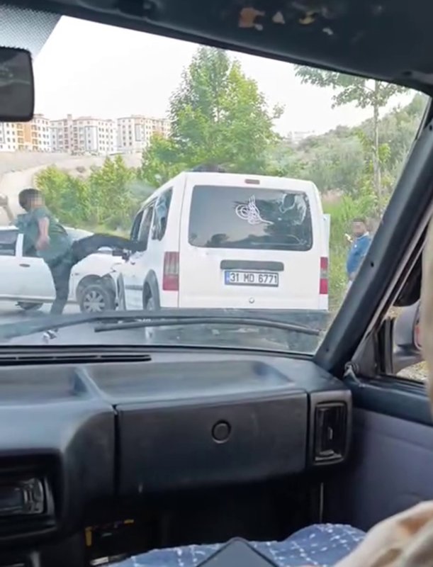 Hatay'da Kaza yapınca çileden çıktı, aracın camını tekmeyle kırdı