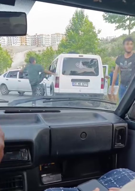 Hatay'da Kaza yapınca çileden çıktı, aracın camını tekmeyle kırdı