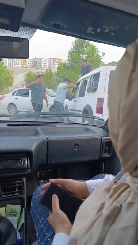 Hatay'da Kaza yapınca çileden çıktı, aracın camını tekmeyle kırdı