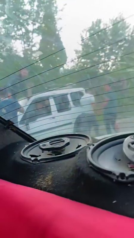 Hatay'da Kaza yapınca çileden çıktı, aracın camını tekmeyle kırdı