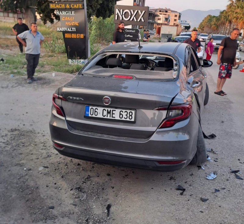 Otomobile ok gibi saplanan motosikletteki 1 kişi öldü, 1 kişi yaralandı