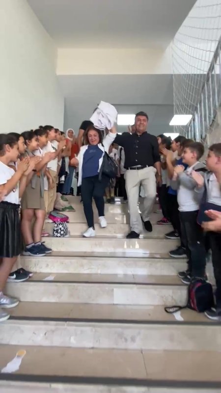 Emekliye ayrılan 46 yıllık öğretmene duygusal veda: Öğrenciler koridorda sıralandı, alkışlarla uğurladı