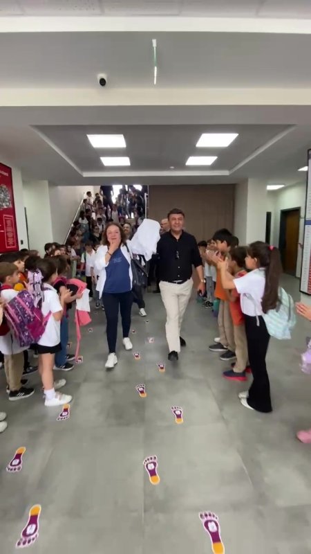 Emekliye ayrılan 46 yıllık öğretmene duygusal veda: Öğrenciler koridorda sıralandı, alkışlarla uğurladı