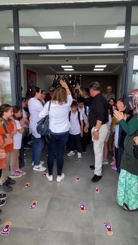 Emekliye ayrılan 46 yıllık öğretmene duygusal veda: Öğrenciler koridorda sıralandı, alkışlarla uğurladı