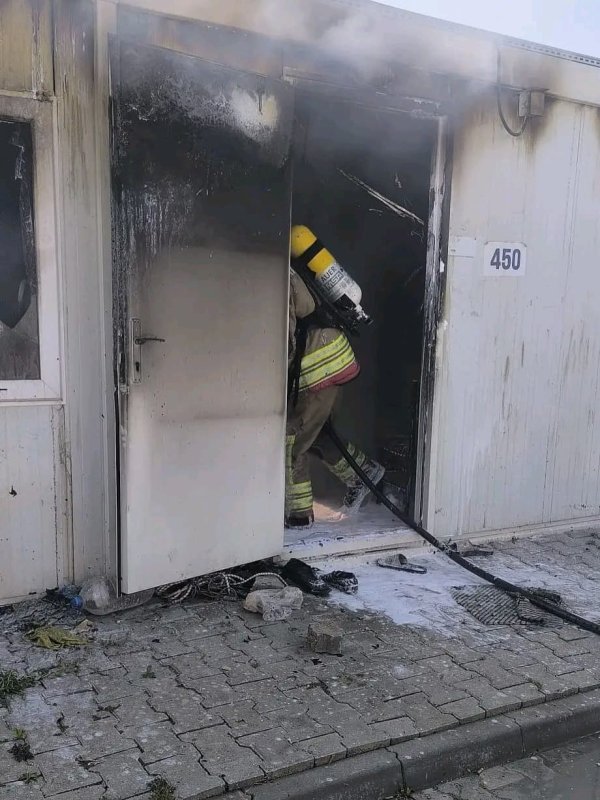 Antakya'da konteyner yangını (Fotoğraflı) Mehmet İhsan Çakar HATAY (İHA) - Hatay'ın Antakya ilçesinde depremzede ailenin yaşadığı konteyner yanarak kullanılamaz hale geldi. Yangın, Antakya ilçesi Alahan Mahallesi'nde bulunan konteyner kentte yaşandı. Depremzede vatandaşın kaldığı konteynerde, bilinmeyen bir nedenden dolayı yangın çıktı. Konteynerin yandığının fark edilmesi üzerine Hatay Büyükşehir Belediyesine bağlı itfaiye ekipleri sevk edildi. Kısa sürede bölgeye intikal eden itfaiye ekiplerinin, müdahalesinin ardından yangın söndürüldü. Çıkan yangında konteyner kullanılamaz hale geldi.