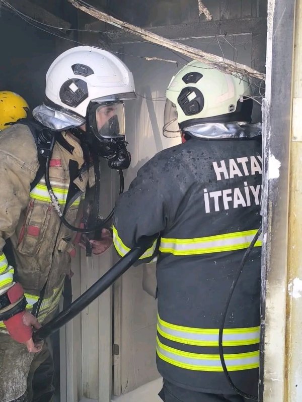 Antakya'da konteyner yangını (Fotoğraflı) Mehmet İhsan Çakar HATAY (İHA) - Hatay'ın Antakya ilçesinde depremzede ailenin yaşadığı konteyner yanarak kullanılamaz hale geldi. Yangın, Antakya ilçesi Alahan Mahallesi'nde bulunan konteyner kentte yaşandı. Depremzede vatandaşın kaldığı konteynerde, bilinmeyen bir nedenden dolayı yangın çıktı. Konteynerin yandığının fark edilmesi üzerine Hatay Büyükşehir Belediyesine bağlı itfaiye ekipleri sevk edildi. Kısa sürede bölgeye intikal eden itfaiye ekiplerinin, müdahalesinin ardından yangın söndürüldü. Çıkan yangında konteyner kullanılamaz hale geldi.