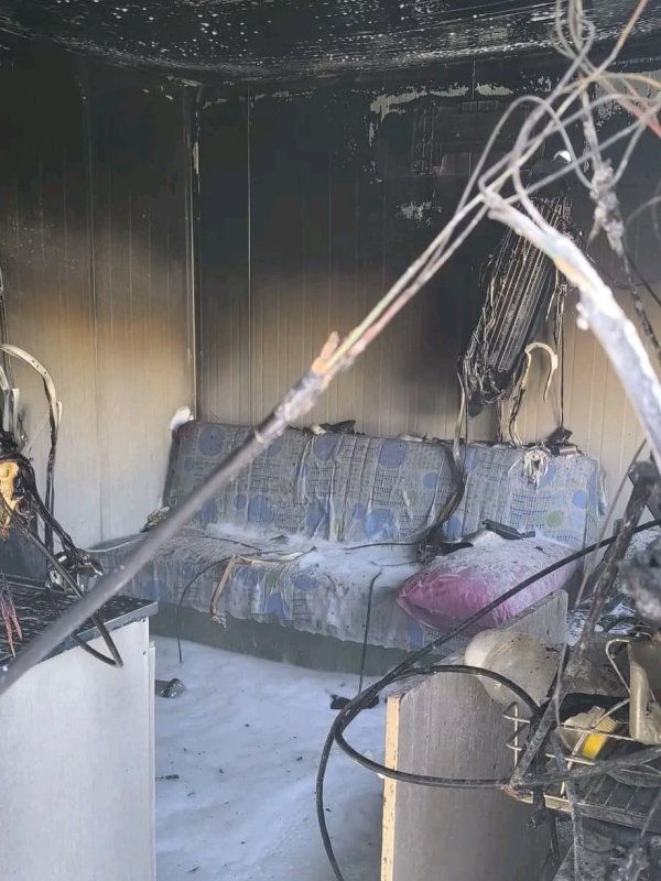 Antakya'da konteyner yangını (Fotoğraflı) Mehmet İhsan Çakar HATAY (İHA) - Hatay'ın Antakya ilçesinde depremzede ailenin yaşadığı konteyner yanarak kullanılamaz hale geldi. Yangın, Antakya ilçesi Alahan Mahallesi'nde bulunan konteyner kentte yaşandı. Depremzede vatandaşın kaldığı konteynerde, bilinmeyen bir nedenden dolayı yangın çıktı. Konteynerin yandığının fark edilmesi üzerine Hatay Büyükşehir Belediyesine bağlı itfaiye ekipleri sevk edildi. Kısa sürede bölgeye intikal eden itfaiye ekiplerinin, müdahalesinin ardından yangın söndürüldü. Çıkan yangında konteyner kullanılamaz hale geldi.