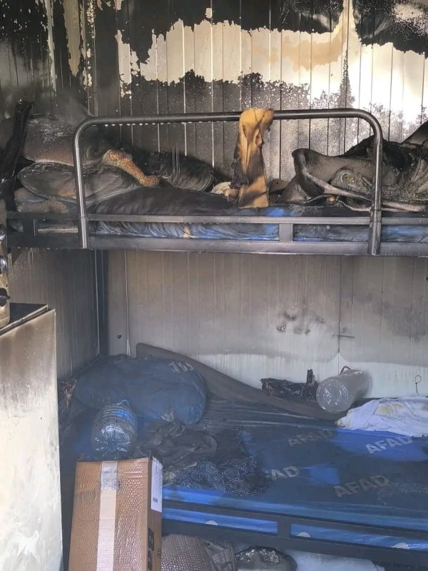 Antakya'da konteyner yangını (Fotoğraflı) Mehmet İhsan Çakar HATAY (İHA) - Hatay'ın Antakya ilçesinde depremzede ailenin yaşadığı konteyner yanarak kullanılamaz hale geldi. Yangın, Antakya ilçesi Alahan Mahallesi'nde bulunan konteyner kentte yaşandı. Depremzede vatandaşın kaldığı konteynerde, bilinmeyen bir nedenden dolayı yangın çıktı. Konteynerin yandığının fark edilmesi üzerine Hatay Büyükşehir Belediyesine bağlı itfaiye ekipleri sevk edildi. Kısa sürede bölgeye intikal eden itfaiye ekiplerinin, müdahalesinin ardından yangın söndürüldü. Çıkan yangında konteyner kullanılamaz hale geldi.