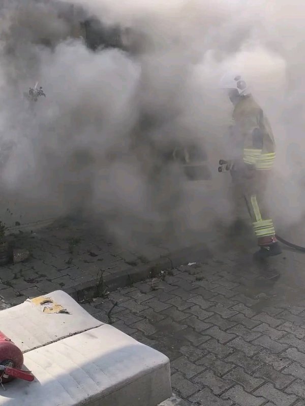 Antakya'da konteyner yangını (Fotoğraflı) Mehmet İhsan Çakar HATAY (İHA) - Hatay'ın Antakya ilçesinde depremzede ailenin yaşadığı konteyner yanarak kullanılamaz hale geldi. Yangın, Antakya ilçesi Alahan Mahallesi'nde bulunan konteyner kentte yaşandı. Depremzede vatandaşın kaldığı konteynerde, bilinmeyen bir nedenden dolayı yangın çıktı. Konteynerin yandığının fark edilmesi üzerine Hatay Büyükşehir Belediyesine bağlı itfaiye ekipleri sevk edildi. Kısa sürede bölgeye intikal eden itfaiye ekiplerinin, müdahalesinin ardından yangın söndürüldü. Çıkan yangında konteyner kullanılamaz hale geldi.