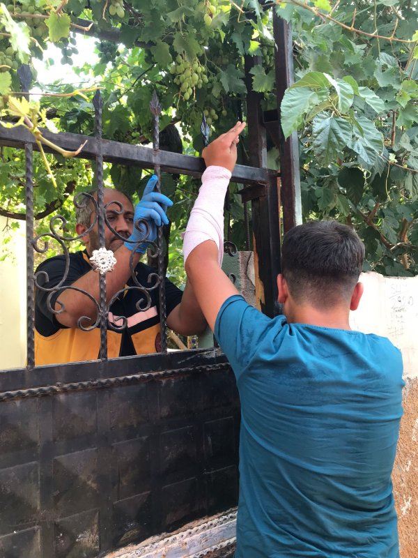 Korku dolu anlar, çocuğun eline demir saplandı