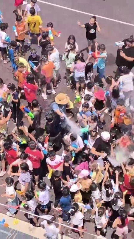 Sıcaktan bunalan öğrenciler su savaşıyla serinledi, ortaya renkli görüntüler çıktı