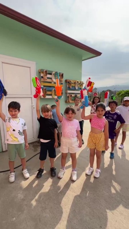 Sıcaktan bunalan öğrenciler su savaşıyla serinledi, ortaya renkli görüntüler çıktı