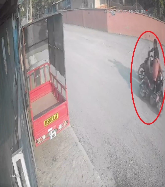 Dengesini kaybederek motosikletten düşen kadına karşıdan gelen motosiklet çarptı