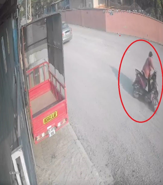 Dengesini kaybederek motosikletten düşen kadına karşıdan gelen motosiklet çarptı