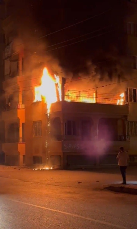 Korku dolu anlar, apartman dairesi alevlere teslim oldu (Fotoğraflı) Ahmet Arslan HATAY (İHA) - Hatay'ın Reyhanlı ilçesinde alevlere teslim olan dairede çıkan yangın, diğer evlere sıçramadan kontrol altına alındı. Yangın, Reyhanlı ilçesi Yenimahalle'de bulunan bir apartmanda yaşandı. Apartman binasının 3’üncü katında başlayan yangın kısa sürede büyüdü. Alevlere teslim olan dairenin yandığını gören vatandaşlar durumu 112 Acil Çağrı Merkezi’ne ihbarda bulundu. İhbar üzerine olay yerine polis, ambulans ve itfaiye ekipleri sevk edildi. Kısa sürede bölgeye intikal eden itfaiye ekipleri yangına müdahale ederek söndürüldü. Çıkan yangından dolayı can kaybı ve yaralanmaya yaşanmazken, binada maddi hasar oluştu. Yangında, binada yaşayan vatandaşlar panik yaşadı.