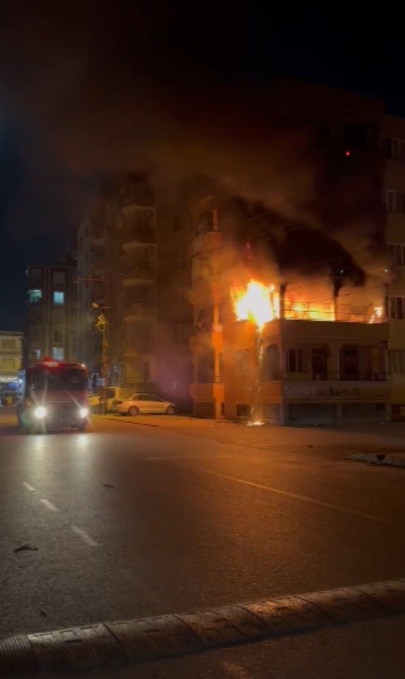 Korku dolu anlar, apartman dairesi alevlere teslim oldu (Fotoğraflı) Ahmet Arslan HATAY (İHA) - Hatay'ın Reyhanlı ilçesinde alevlere teslim olan dairede çıkan yangın, diğer evlere sıçramadan kontrol altına alındı. Yangın, Reyhanlı ilçesi Yenimahalle'de bulunan bir apartmanda yaşandı. Apartman binasının 3’üncü katında başlayan yangın kısa sürede büyüdü. Alevlere teslim olan dairenin yandığını gören vatandaşlar durumu 112 Acil Çağrı Merkezi’ne ihbarda bulundu. İhbar üzerine olay yerine polis, ambulans ve itfaiye ekipleri sevk edildi. Kısa sürede bölgeye intikal eden itfaiye ekipleri yangına müdahale ederek söndürüldü. Çıkan yangından dolayı can kaybı ve yaralanmaya yaşanmazken, binada maddi hasar oluştu. Yangında, binada yaşayan vatandaşlar panik yaşadı.
