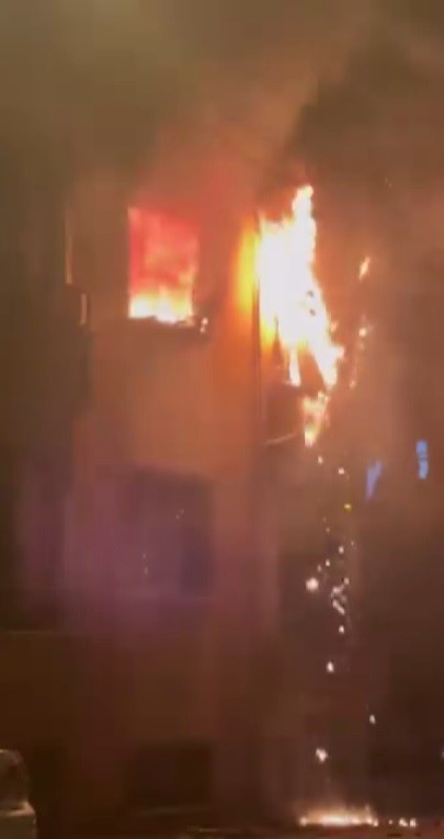 Korku dolu anlar, apartman dairesi alevlere teslim oldu (Fotoğraflı) Ahmet Arslan HATAY (İHA) - Hatay'ın Reyhanlı ilçesinde alevlere teslim olan dairede çıkan yangın, diğer evlere sıçramadan kontrol altına alındı. Yangın, Reyhanlı ilçesi Yenimahalle'de bulunan bir apartmanda yaşandı. Apartman binasının 3’üncü katında başlayan yangın kısa sürede büyüdü. Alevlere teslim olan dairenin yandığını gören vatandaşlar durumu 112 Acil Çağrı Merkezi’ne ihbarda bulundu. İhbar üzerine olay yerine polis, ambulans ve itfaiye ekipleri sevk edildi. Kısa sürede bölgeye intikal eden itfaiye ekipleri yangına müdahale ederek söndürüldü. Çıkan yangından dolayı can kaybı ve yaralanmaya yaşanmazken, binada maddi hasar oluştu. Yangında, binada yaşayan vatandaşlar panik yaşadı.