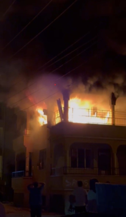 Korku dolu anlar, apartman dairesi alevlere teslim oldu (Fotoğraflı) Ahmet Arslan HATAY (İHA) - Hatay'ın Reyhanlı ilçesinde alevlere teslim olan dairede çıkan yangın, diğer evlere sıçramadan kontrol altına alındı. Yangın, Reyhanlı ilçesi Yenimahalle'de bulunan bir apartmanda yaşandı. Apartman binasının 3’üncü katında başlayan yangın kısa sürede büyüdü. Alevlere teslim olan dairenin yandığını gören vatandaşlar durumu 112 Acil Çağrı Merkezi’ne ihbarda bulundu. İhbar üzerine olay yerine polis, ambulans ve itfaiye ekipleri sevk edildi. Kısa sürede bölgeye intikal eden itfaiye ekipleri yangına müdahale ederek söndürüldü. Çıkan yangından dolayı can kaybı ve yaralanmaya yaşanmazken, binada maddi hasar oluştu. Yangında, binada yaşayan vatandaşlar panik yaşadı.