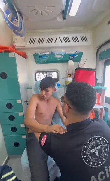 Havuzda Omzu Çıkan Genç, İlk Yardımla Rahatladı