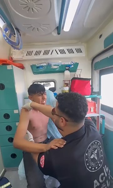 Havuzda Omzu Çıkan Genç, İlk Yardımla Rahatladı