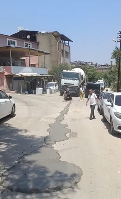 Kırıkhan'da Beton Mikseri Yolda Beton Döktü