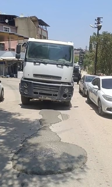 Kırıkhan'da Beton Mikseri Yolda Beton Döktü