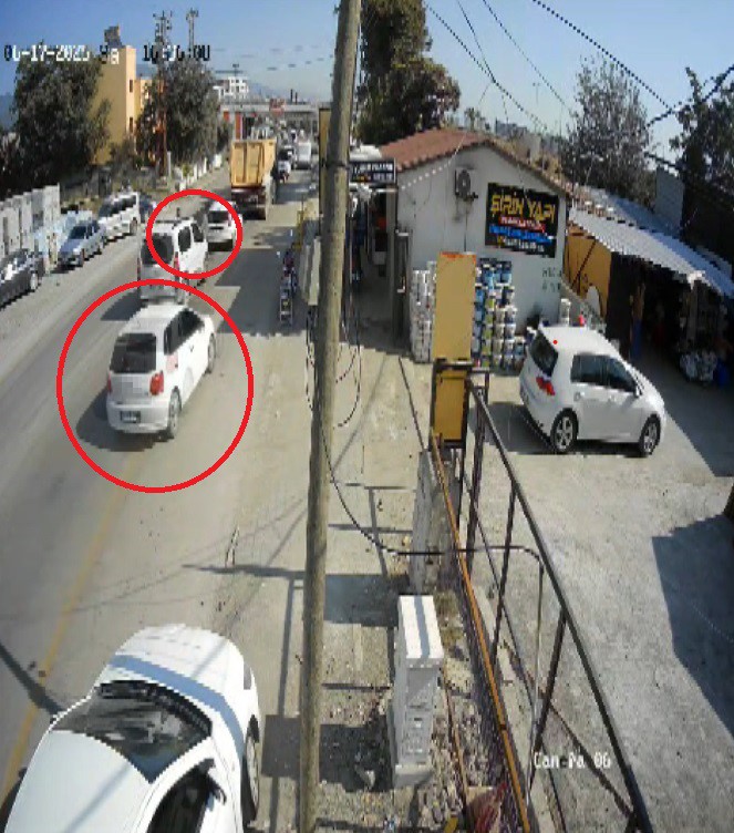 Emniyet şeridi ihlaliyle gelen kazayı yaya kıl payı atlattı