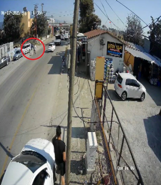 Emniyet şeridi ihlaliyle gelen kazayı yaya kıl payı atlattı