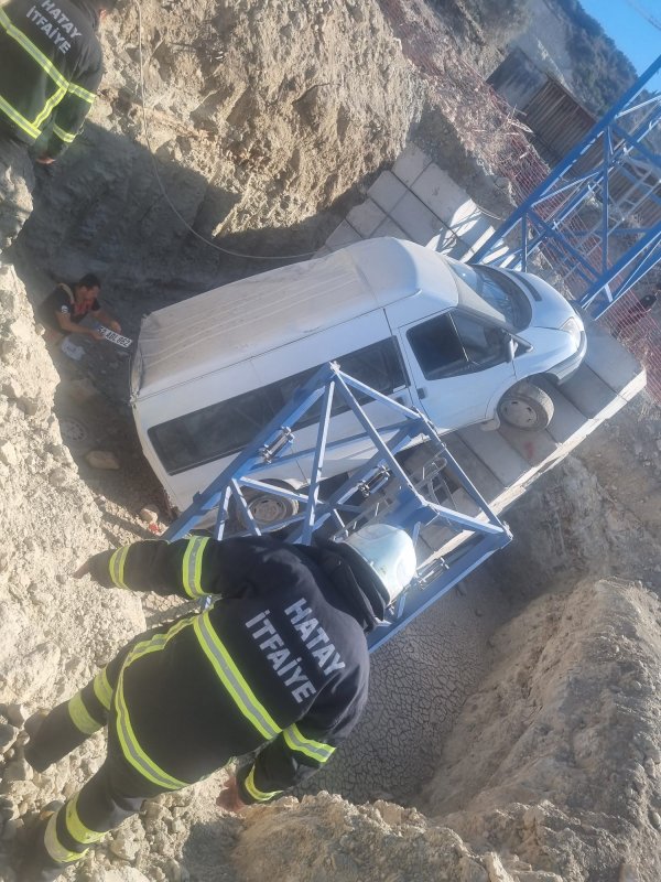 Minibüsün devrildiği kazada 4 kişi yaralandı