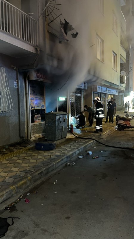 İskenderunda motosiklet tamir atölyesinde yangın çıktı