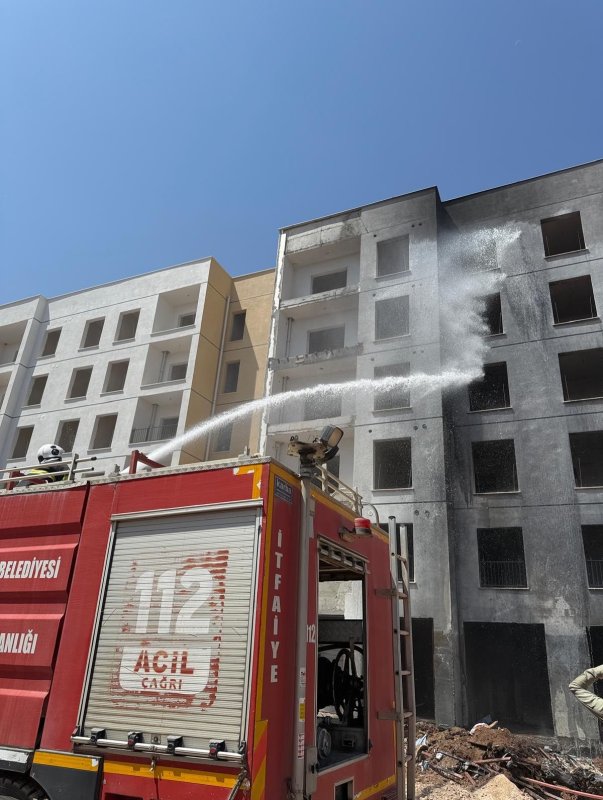 Kırıkhan'da Şantiye Yangını Kontrol Altına Alındı