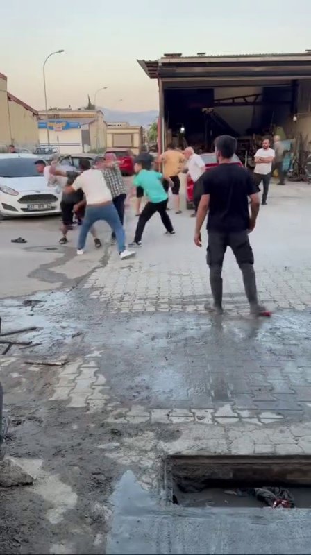 Kaza sonrası tekmeli, yumruklu kavga