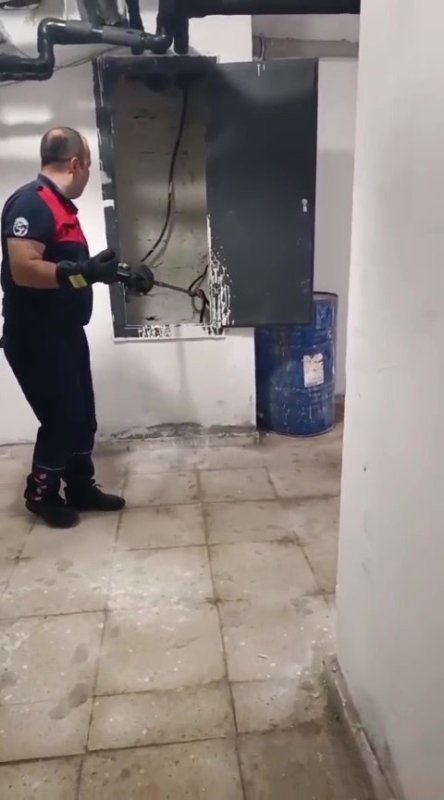 Kazan dairesinde yılan paniği