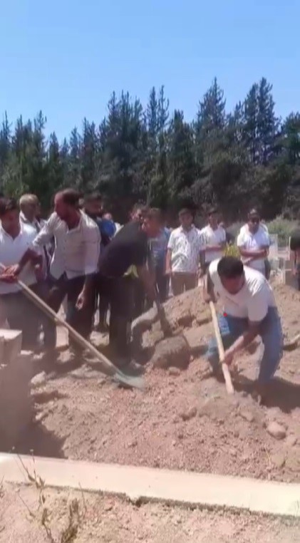 Baş ağrısıyla acil servisin yolunu tutan 51 yaşındaki adamın karaciğer organ nakliyle başka bir hastaya umut oldu