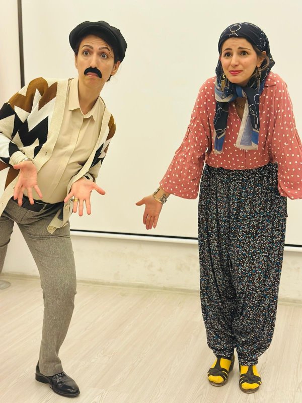 Velilerin kurduğu Çocuklar Derse Biz Sahneye topluluğu sahnelediği Ah Şu Gençler adlı oyunla büyük beğeni topladı