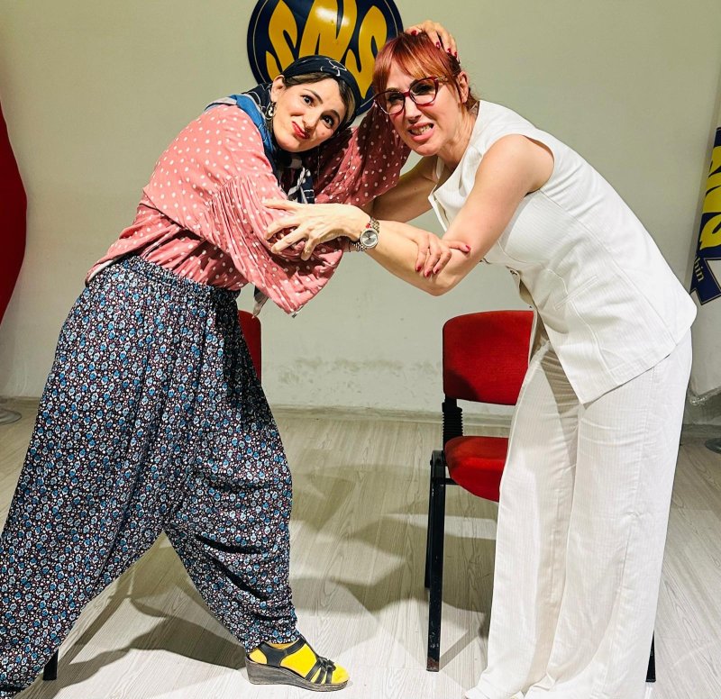 Velilerin kurduğu Çocuklar Derse Biz Sahneye topluluğu sahnelediği Ah Şu Gençler adlı oyunla büyük beğeni topladı