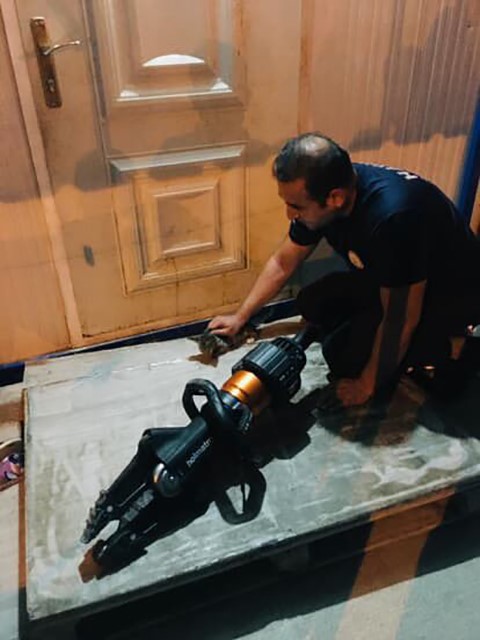 Kalbi duran yavru kediye yürek ısıtan kalp masajı