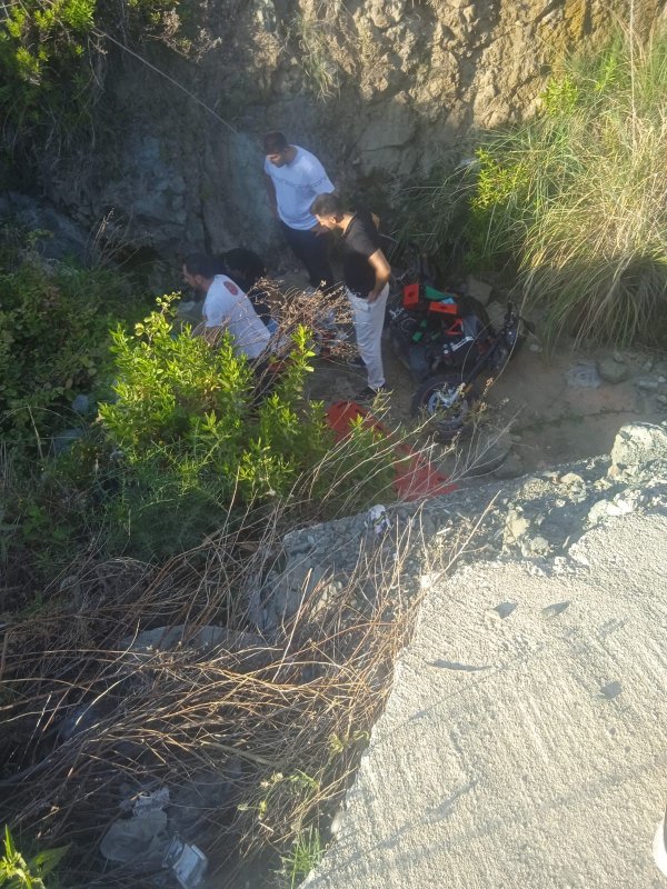Yol kenarına devrilen motosikletin sürücüsü öldü