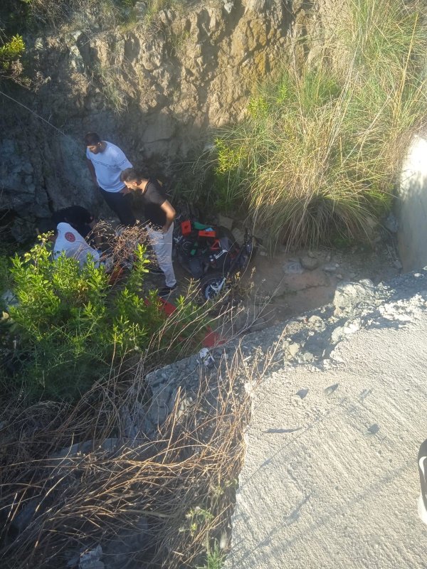 Yol kenarına devrilen motosikletin sürücüsü öldü