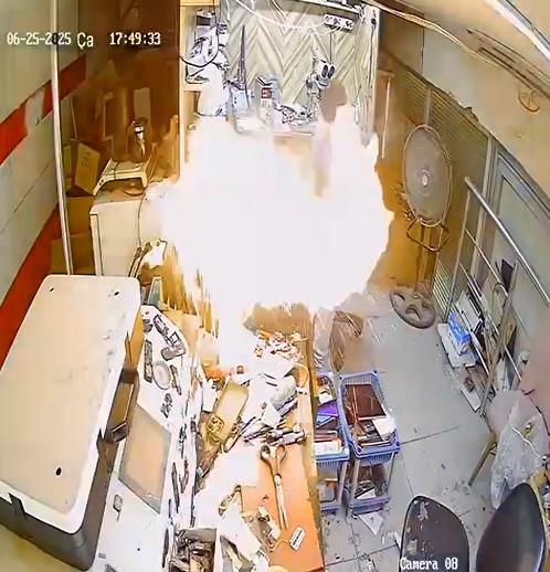 <iframe width="1236" height="695" src="https://www.youtube.com/embed/bDWzkr07Rtw" title="Cep telefonu tamir esnasında bomba gibi patladı Hatayinternettv.com" frameborder="0" allow="accelerometer; autoplay; clipboard-write; encrypted-media; gyroscope; picture-in-picture; web-share" referrerpolicy="strict-origin-when-cross-origin" allowfullscreen></iframe>