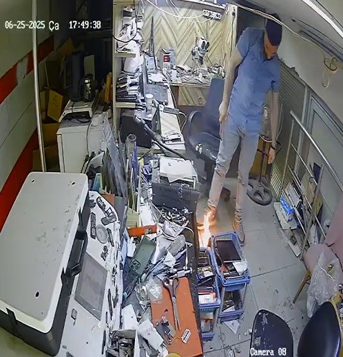 <iframe width="1236" height="695" src="https://www.youtube.com/embed/bDWzkr07Rtw" title="Cep telefonu tamir esnasında bomba gibi patladı Hatayinternettv.com" frameborder="0" allow="accelerometer; autoplay; clipboard-write; encrypted-media; gyroscope; picture-in-picture; web-share" referrerpolicy="strict-origin-when-cross-origin" allowfullscreen></iframe>