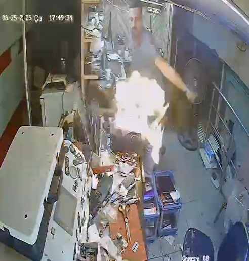 <iframe width="1236" height="695" src="https://www.youtube.com/embed/bDWzkr07Rtw" title="Cep telefonu tamir esnasında bomba gibi patladı Hatayinternettv.com" frameborder="0" allow="accelerometer; autoplay; clipboard-write; encrypted-media; gyroscope; picture-in-picture; web-share" referrerpolicy="strict-origin-when-cross-origin" allowfullscreen></iframe>